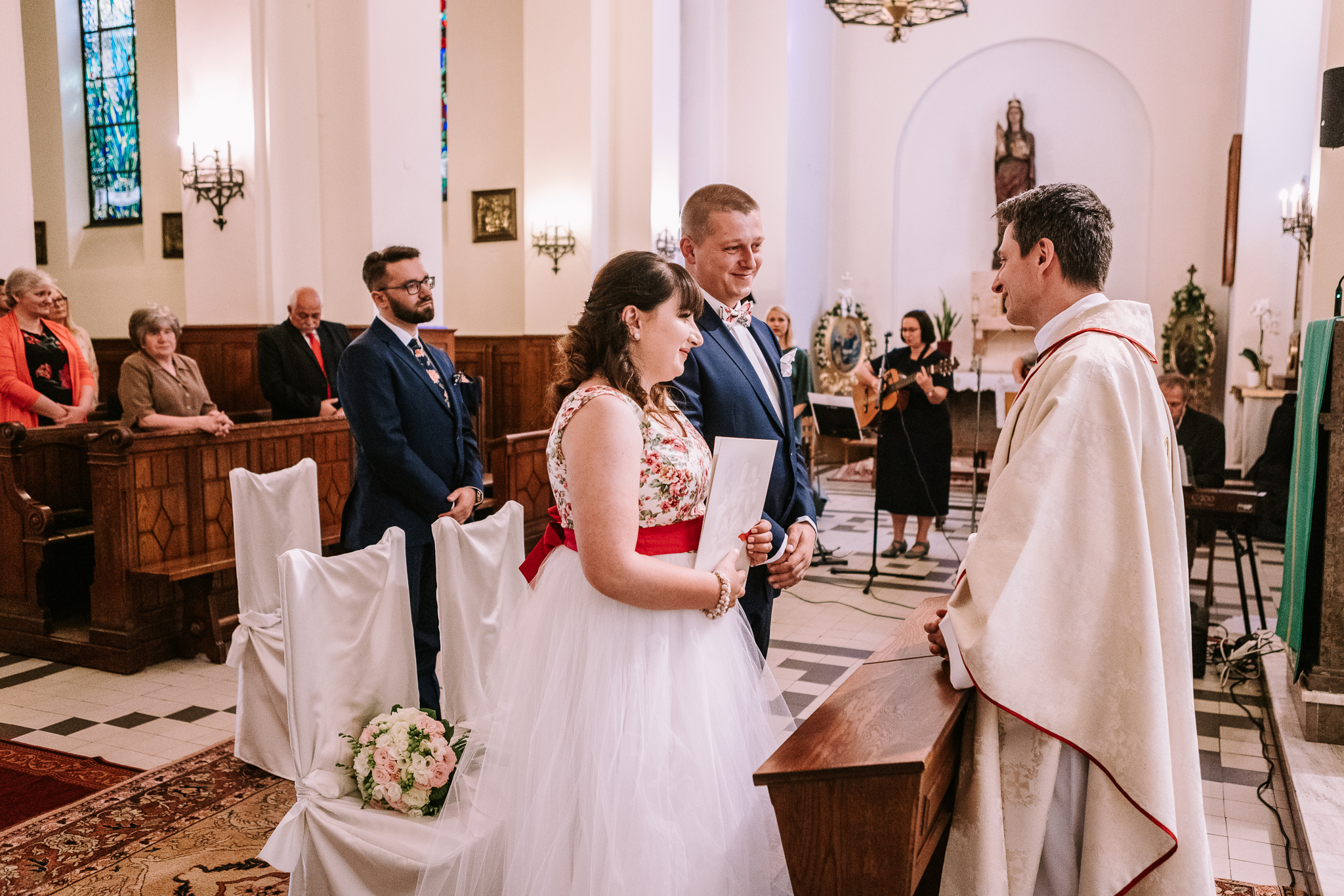 wzruszający-ślub-para-młoda-grodzisk-mazowiecki-milanówek-parafia-świętej-jadwigi-śląskiej